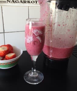Roze smoothie in een glas
